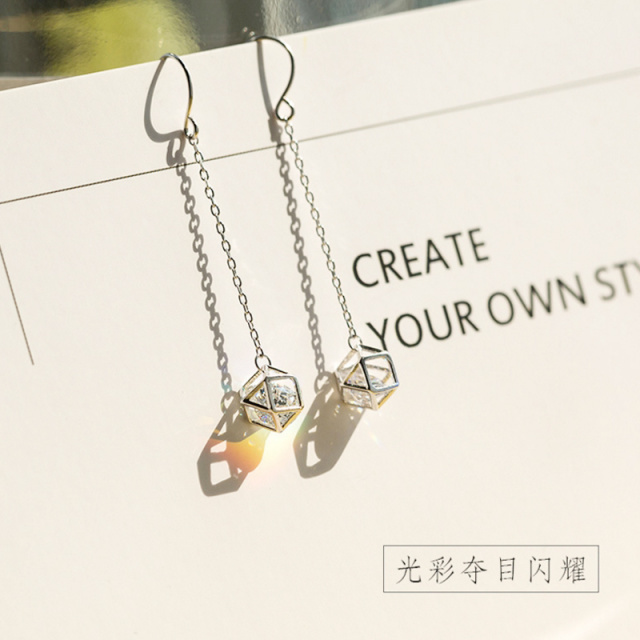 9995445.晶芭莎 镂空立体魔方耳坠