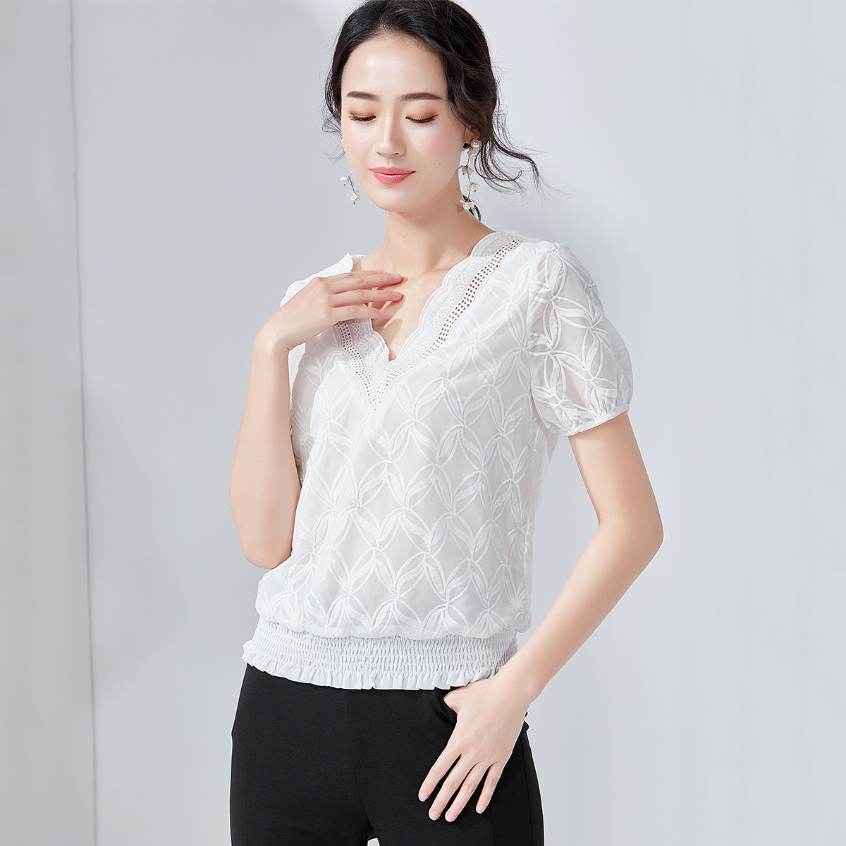 6143922.欧昵雪波浪边V领蕾丝衫