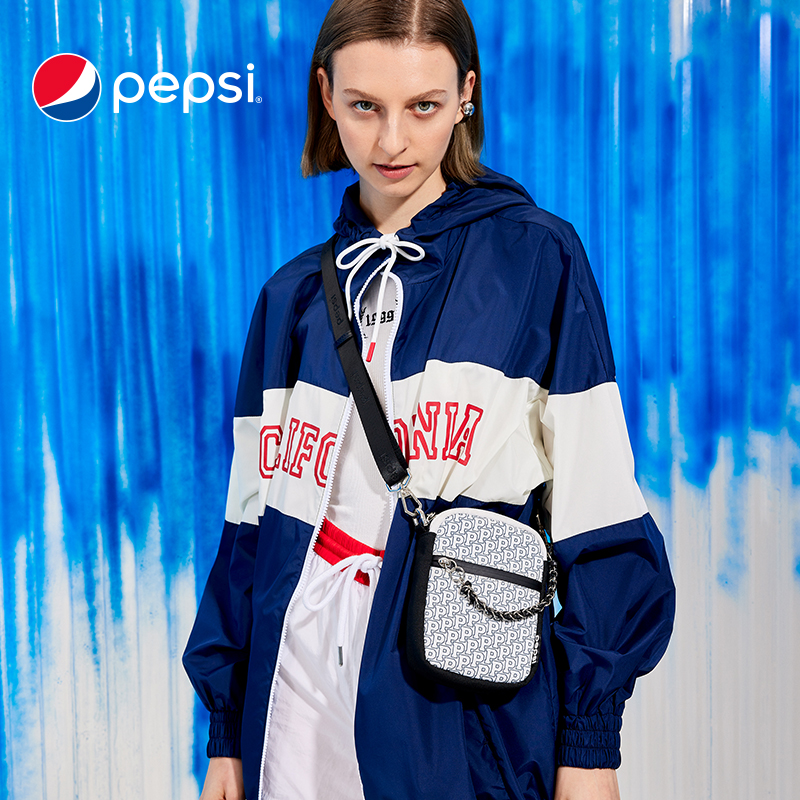 6356488.Pepsi百事 时尚休闲潮流轻便防泼水尼龙斜挎单肩包