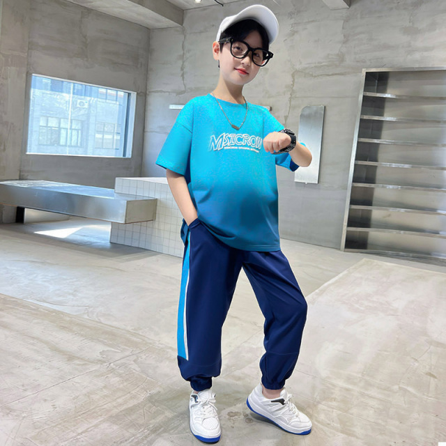 13322677.男童夏装潮酷渐变字母套装 宽松短袖 + 束脚休闲裤中大童两件套