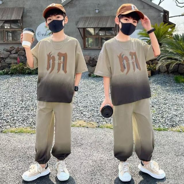 13326525.男童夏装潮酷渐变套装 字母印花短袖 + 束脚裤中大童两件套