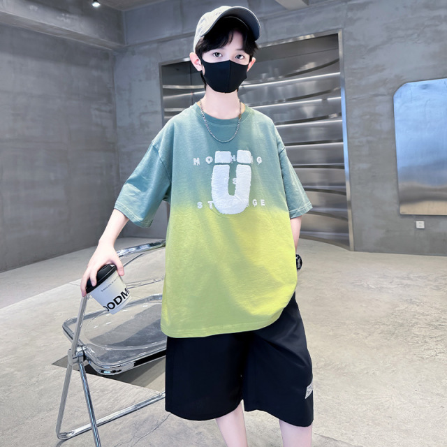 13326444.男童夏装渐变字母印花套装 宽松短袖 + 短裤中大童运动两件套