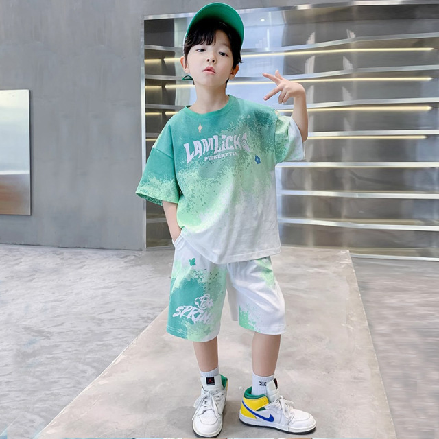 13353642.男童夏季渐变扎染套装 2026 新款儿童短袖短裤中大童潮牌两件套