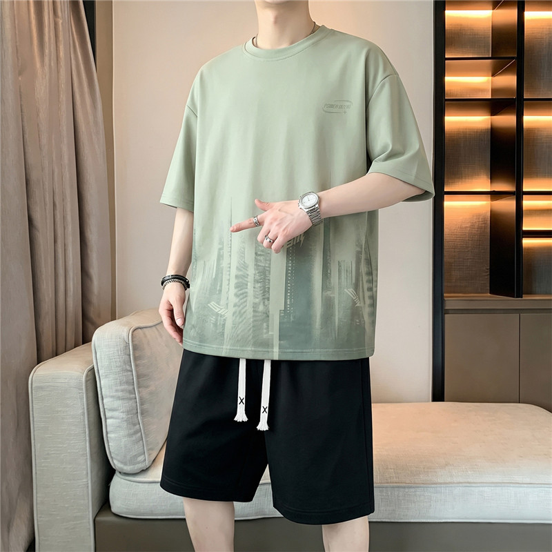 13486435.大码男士夏季渐变城市印花短袖套装休闲运动宽松两件套夏季男式套装