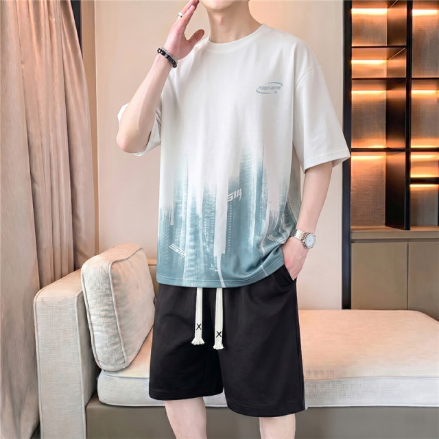 13486435.大码男士夏季渐变城市印花短袖套装休闲运动宽松两件套夏季男式套装