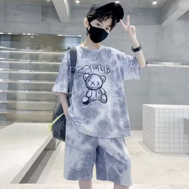 13528977.男童扎染短袖套装夏季中大童小熊印花两件套儿童潮酷休闲运动套装