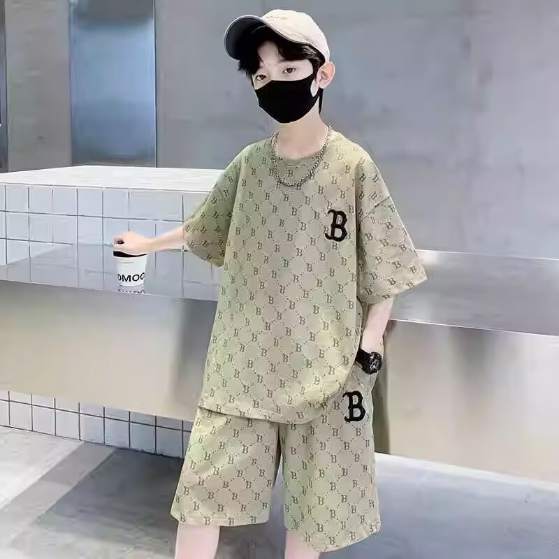 13532217.男童夏季满印 B 字母套装中大童休闲短袖短裤两件套儿童潮酷运动套装