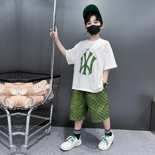 13532129.男童夏季短袖套装中大童刺绣两件套儿童潮酷绿色格子短裤运动套装