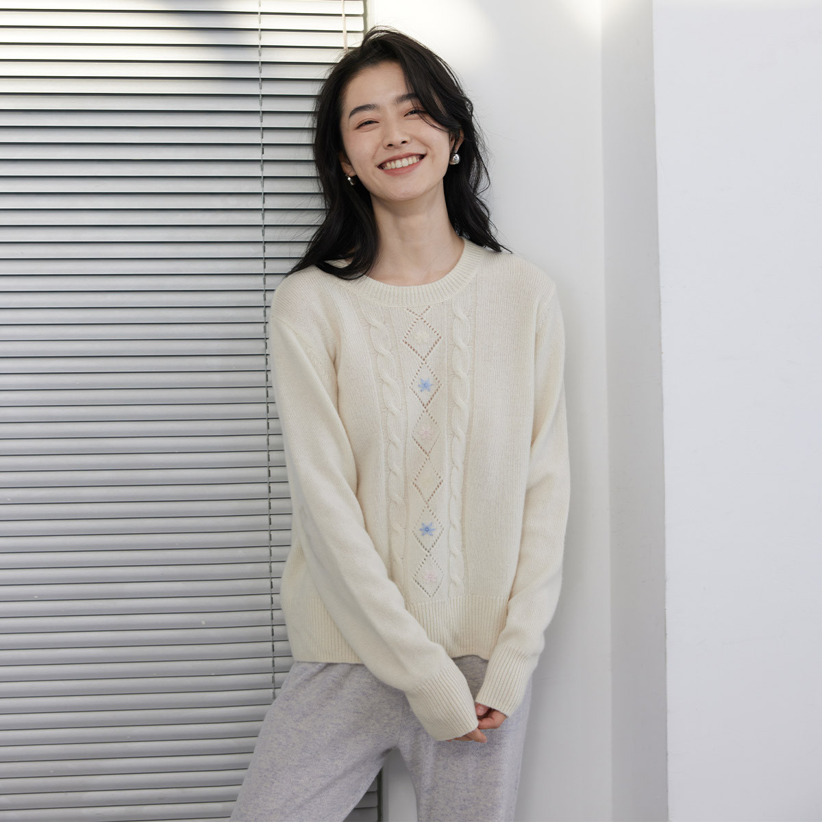 10026653.思诺芙德圆领绞花长袖通勤百搭上衣女士羊绒衫