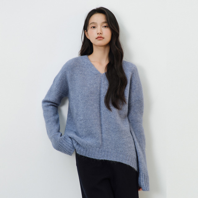 12548912.思诺芙德V领纯色宽松落肩女式羊毛衫