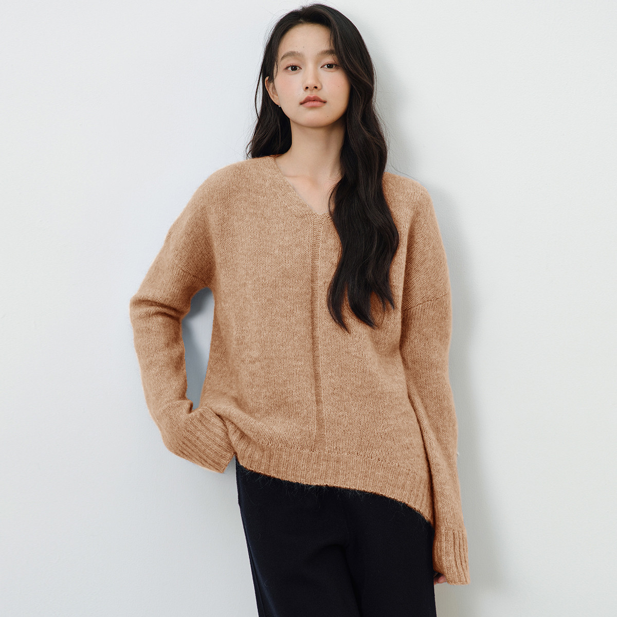 12548912.思诺芙德V领纯色宽松落肩女式羊毛衫