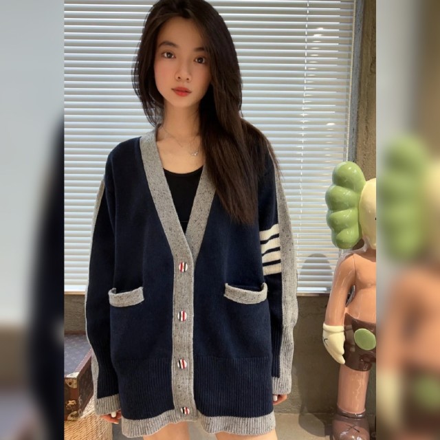 13793561.2026新款学院风四道杠拼色中长慵懒风港味休闲拼接撞色V领中长款针织开衫毛衣外套0203311858