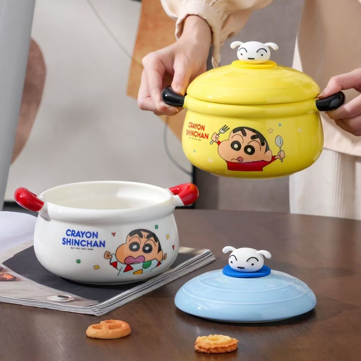 12262179.OFFICE NOKI X Crayon Shinchan/蜡笔小新 联名款 泡面碗带盖 宿舍用面碗饭碗 精美礼盒装泡面