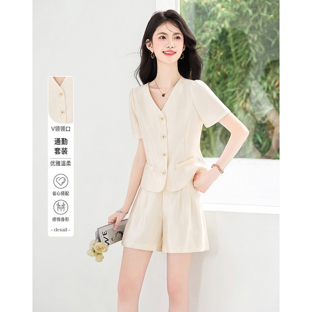 13404945.【26夏日穿搭】设计感小众时尚气质显瘦小个子女式V领上衣+短裤通勤套装