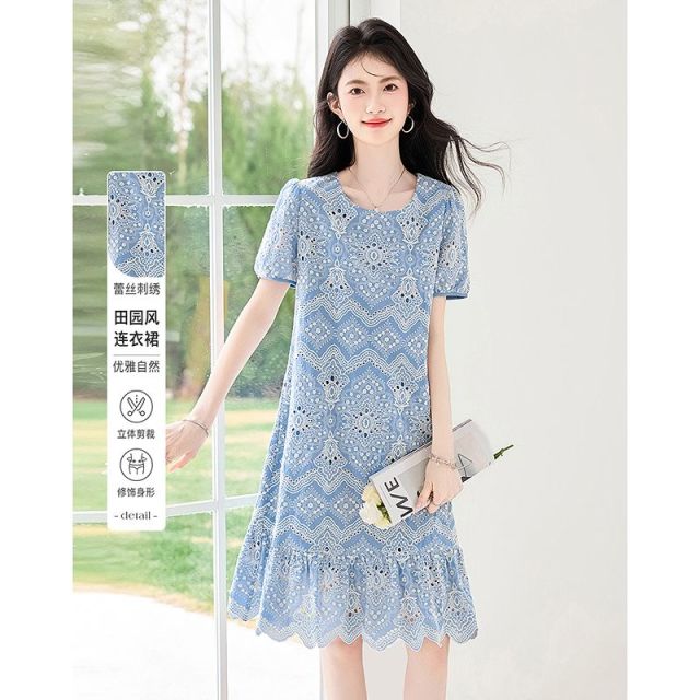 13436242.【26夏日穿搭】设计感小众时尚气质显瘦蕾丝刺绣小个子连衣裙
