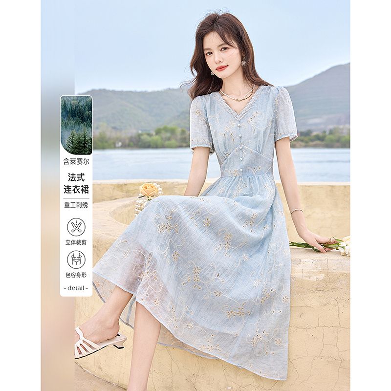 13521277.【26夏日穿搭】设计感小众时尚气质显瘦重工刺绣小个子连衣裙
