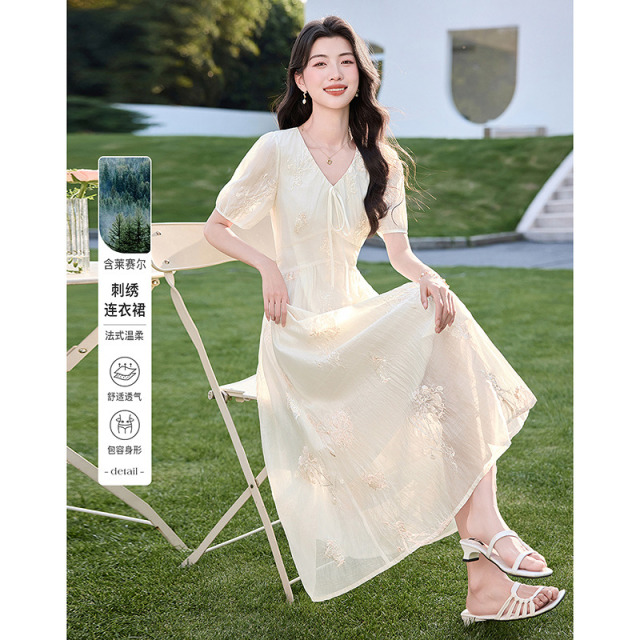 13521335.【26夏日穿搭】设计感小众时尚气质显瘦法式刺绣小个子连衣裙