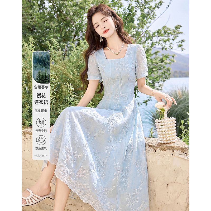13583127.【26夏日穿搭】设计感小众时尚气质显瘦方领绣花小个子连衣裙