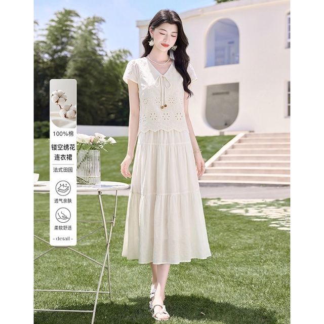 13596309.【26夏日穿搭】设计感小众时尚气质显瘦镂空绣花小个子连衣裙