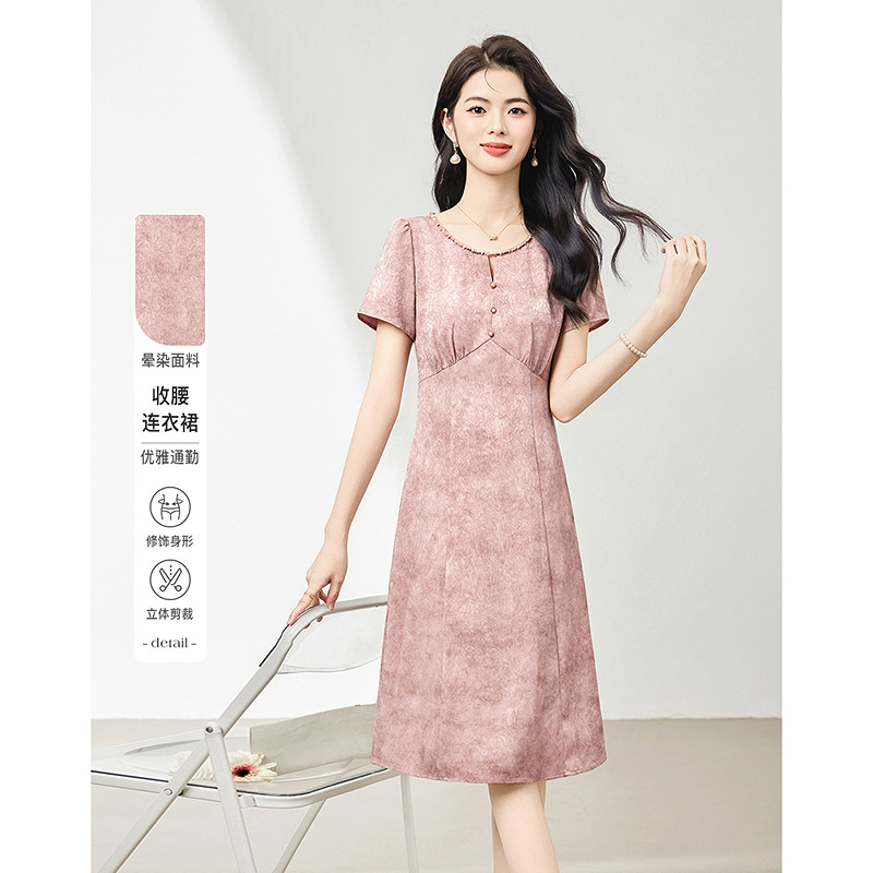 13630863.时尚圆领钉珠抽褶显瘦连衣裙