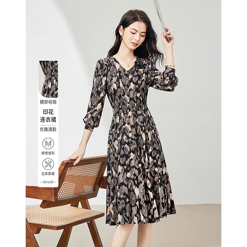 13636177.V领套头立体花朵花色气质连衣裙新款女