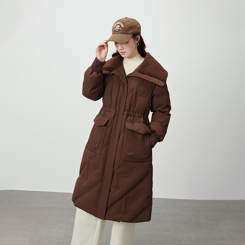 10917435.艾莱依冬羽绒服仿羊羔毛领设计长款时尚过膝外套