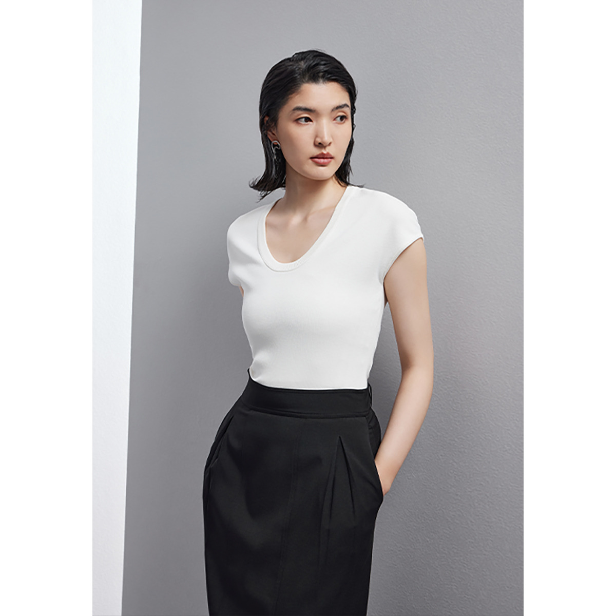 13269089.气质U领短袖T恤女修身显瘦打底衫夏季新款白色休闲薄上衣