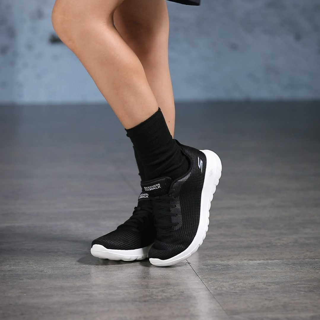 8835003.Skechers斯凯奇网面健步鞋透气轻便软底减震休闲运动妈妈鞋
