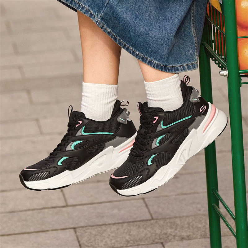 13246941.Skechers斯凯奇秋冬女士网布拼接休闲鞋舒适耐磨透气运动鞋117361