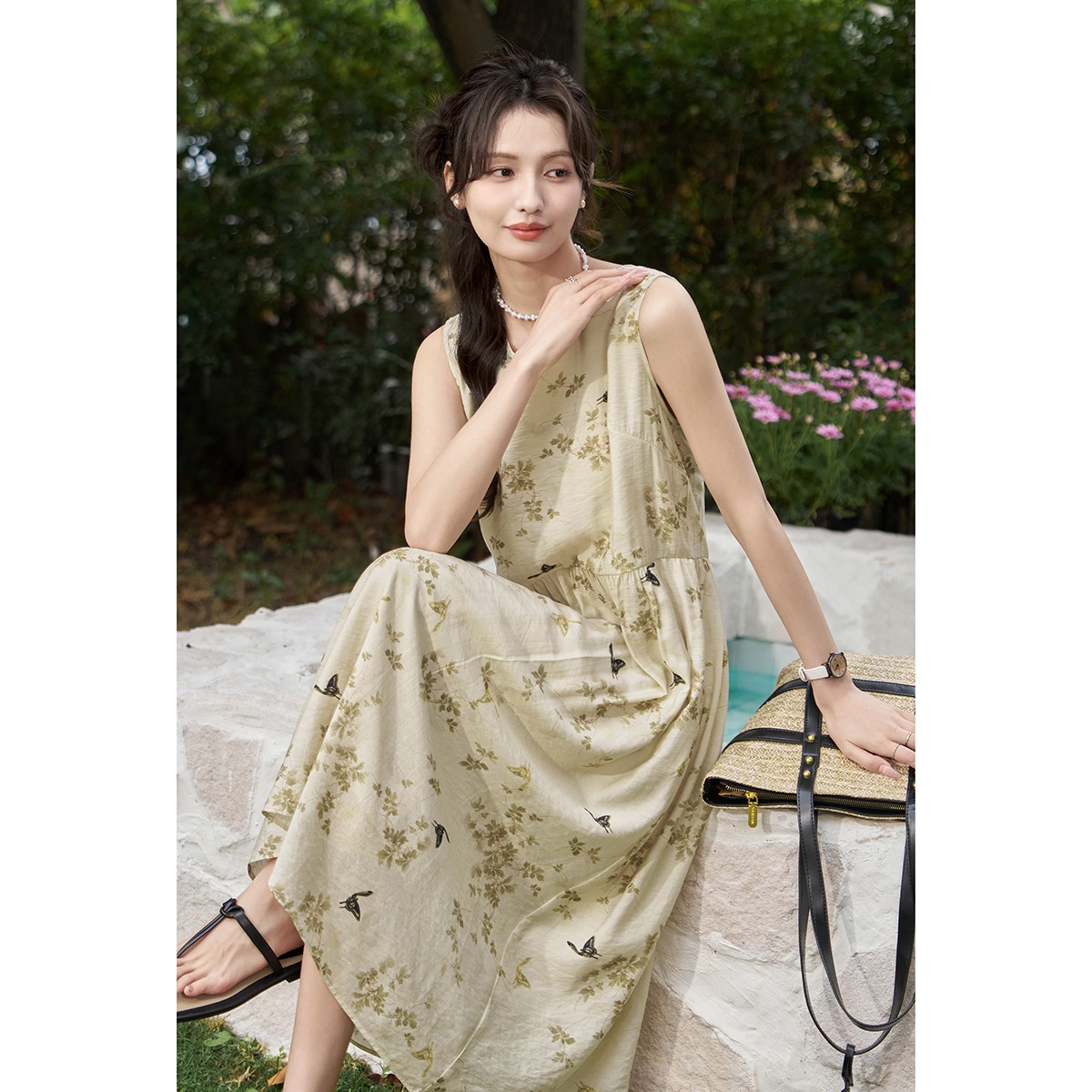 10644761.【蝴蝶哲学】夏浪漫主义圆领无袖背心裙细腻印花舒适藏肉连衣裙女