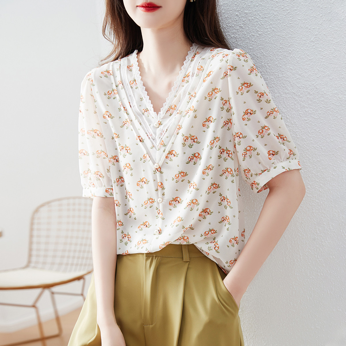 12335216.【印花珍珠扣蕾丝V领短袖衬衫】时尚设计款女士百搭休闲衬衣