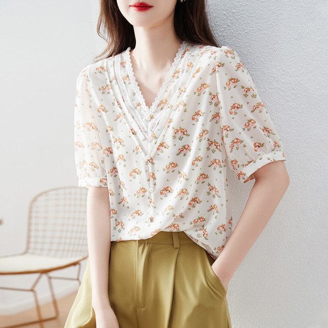 12335216.【印花珍珠扣蕾丝V领短袖衬衫】时尚设计款女士百搭休闲衬衣
