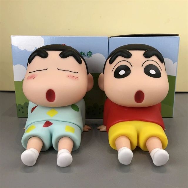 12322560.【手机支架 直降】蜡笔小新动漫懒人手机支架手机座桌面摆件潮玩手办模型公仔