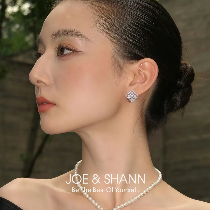 13738467.精致通体S925银爆闪莫桑钻四叶草耳钉气质百搭轻奢风耳环 赠GRA证书