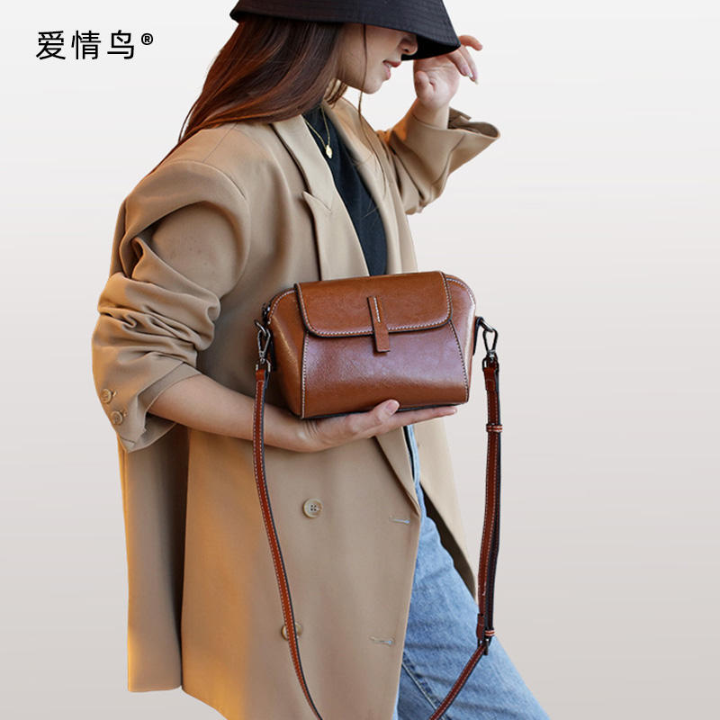 11633582.爱情鸟百搭时尚牛皮手机包单肩斜挎轻奢小包