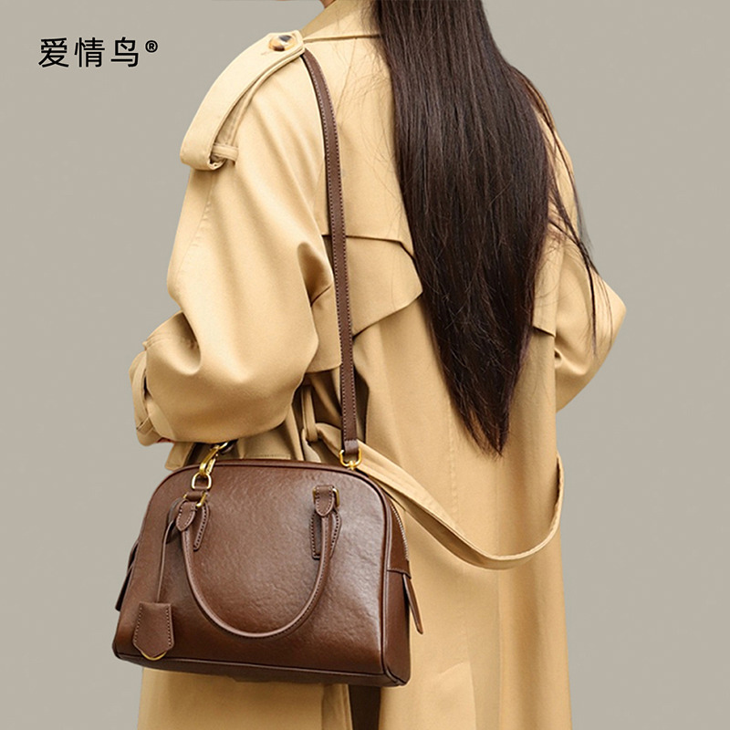 11632900.爱情鸟复古头时尚层植鞣牛皮波士顿包真皮手提斜挎包通勤枕头包
