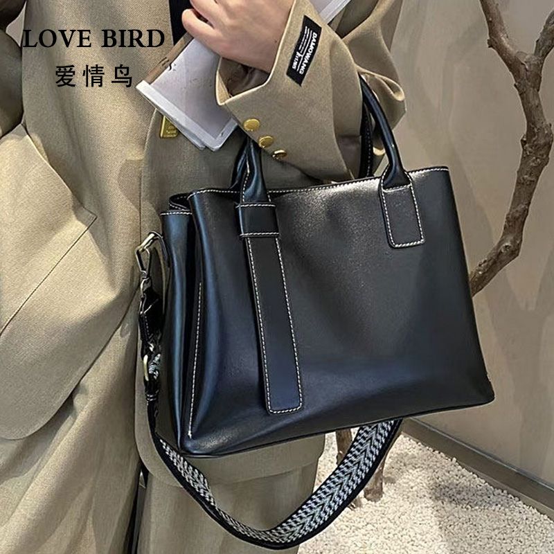 13486445.爱情鸟牛皮通勤手提包女式简约百搭斜挎包时尚百搭单肩包潮