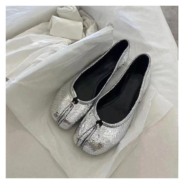 12605609.爆裂纹镜面银色猪蹄分趾单女浅口软底平底芭蕾舞单鞋女