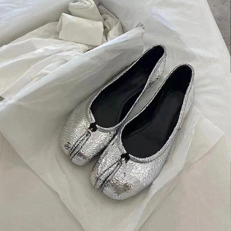 12605609.爆裂纹镜面银色猪蹄分趾单女浅口软底平底芭蕾舞单鞋女