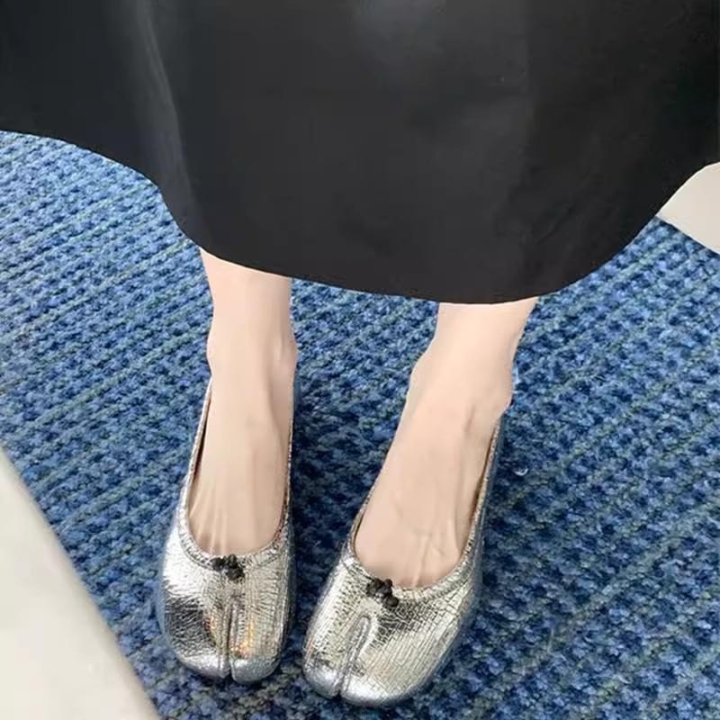 12605944.爆裂纹镜面银色猪蹄分趾单鞋女浅口软底平底马蹄鞋芭蕾舞单鞋女
