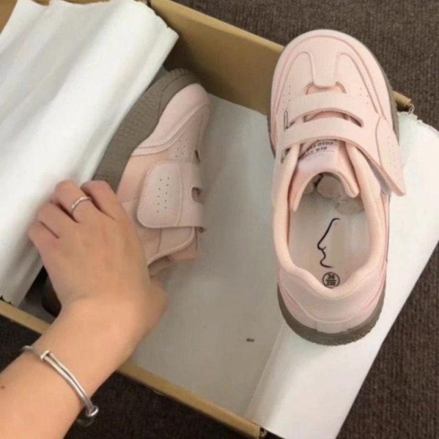 12605607.秋季女鞋百搭小众舒适简约魔术贴德训鞋学院风休闲鞋