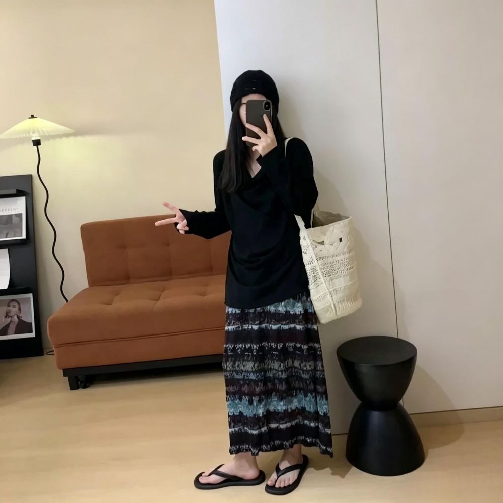 13686596.【雅薇吉】立体压皱印花半身裙,自带褶皱滤镜的复古半裙!每一道纹路都是时间轻轻折过的痕迹。两侧开叉如裙摆呼吸的缝隙,