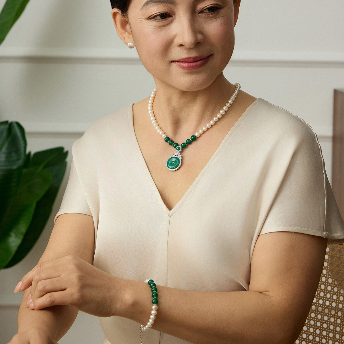 11916006.佰色传情S925银淡水珍珠玉髓吊坠项链送长辈妈妈婆婆母亲节礼物套装
