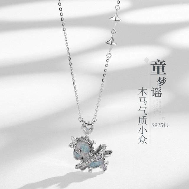 13042469.佰色传情【童梦谣】S925银木马气质小众高级感项链锁骨链
