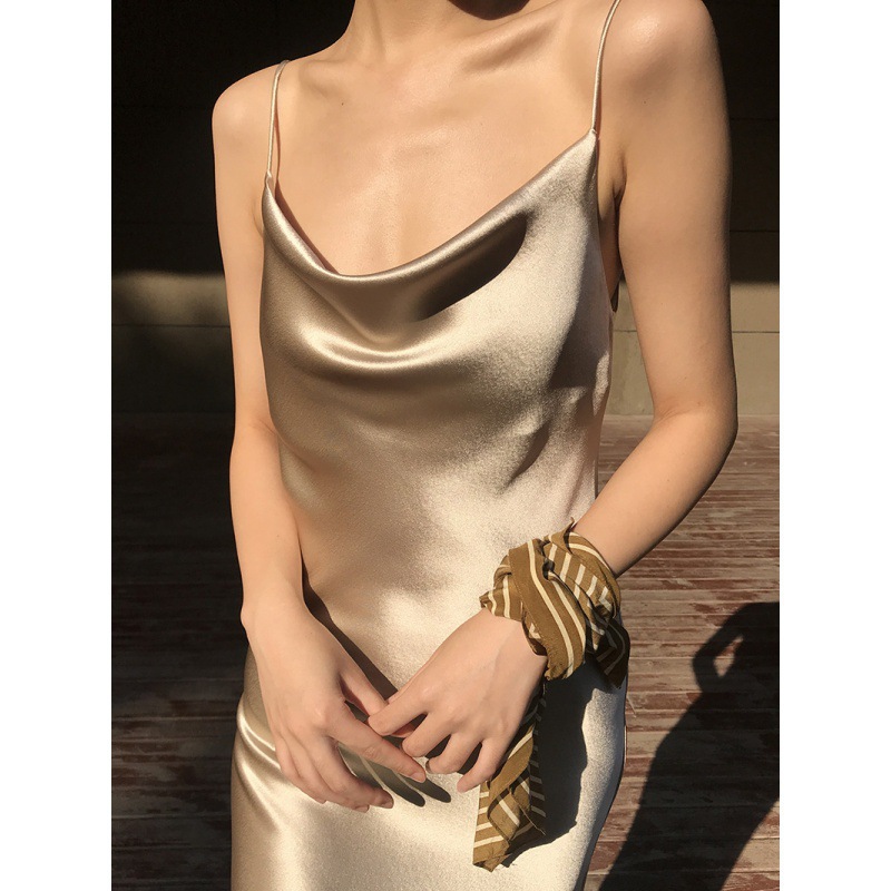 13678288.三醋酸45度斜裁荡领修身气质女神范缎面吊带女长裙子