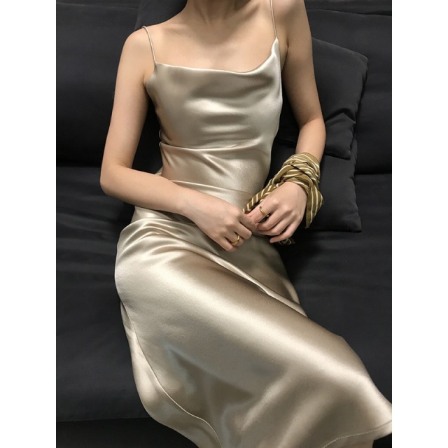 13678288.三醋酸45度斜裁荡领修身气质女神范缎面吊带女长裙子