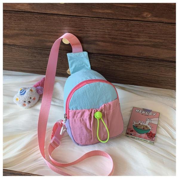 12342182.多巴胺撞色甜美拼接幼儿园儿童包外出收纳袋时尚可爱斜挎包
