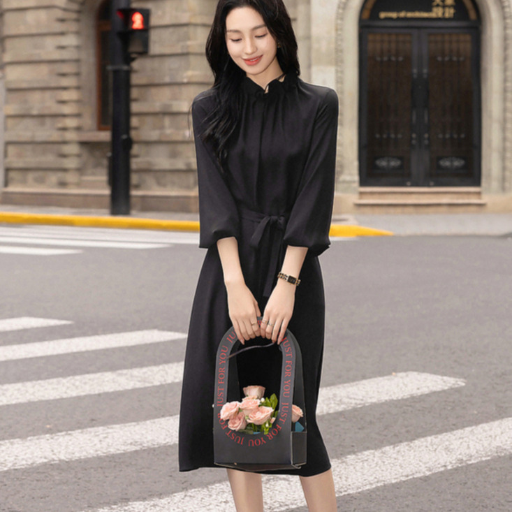 13849253.诗茉琳气质名媛风连衣裙女2025春季新款通勤温柔中长款荷叶边领长裙