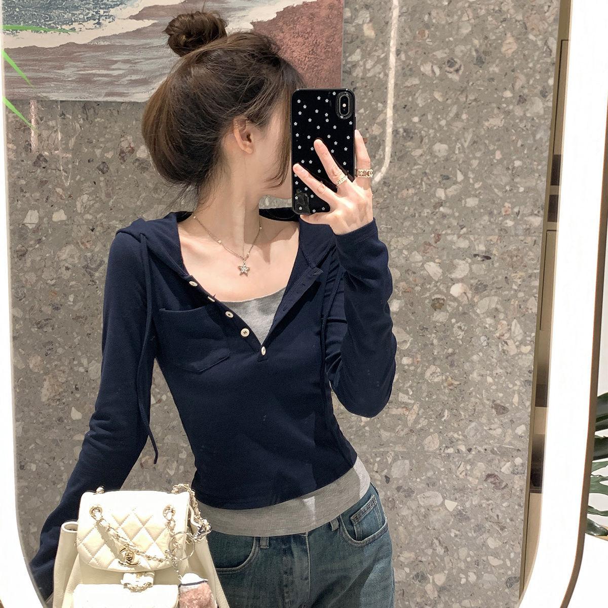 13322046.休闲修身显瘦假两件连帽长袖T恤女气质小众设计感纽扣上衣女