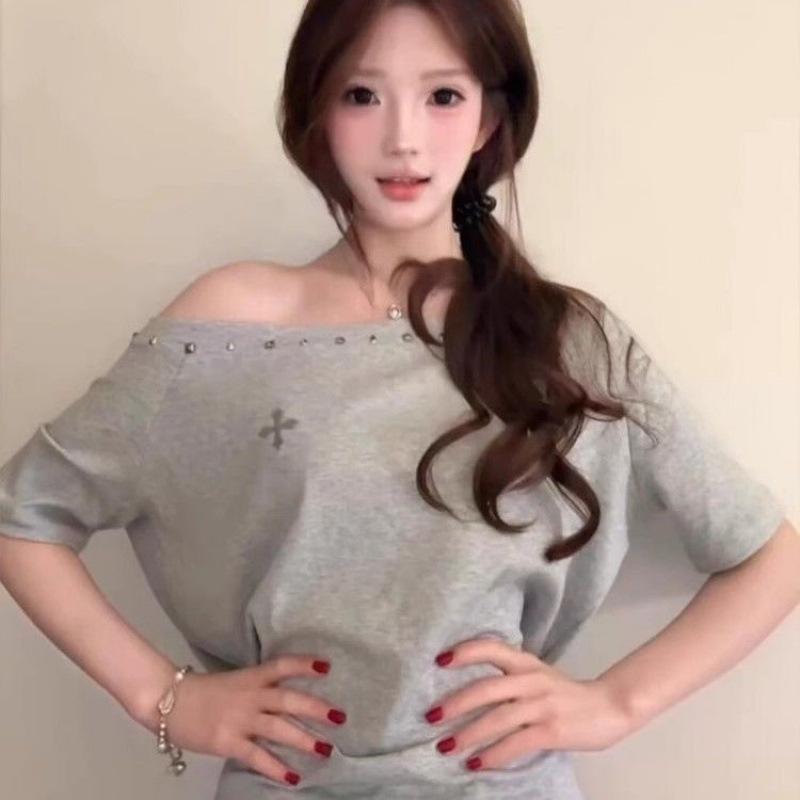 13321876.大码黑色斜肩柳钉工艺短袖t恤女夏季修身显瘦露肩短款上衣